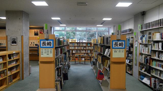 書架上的書