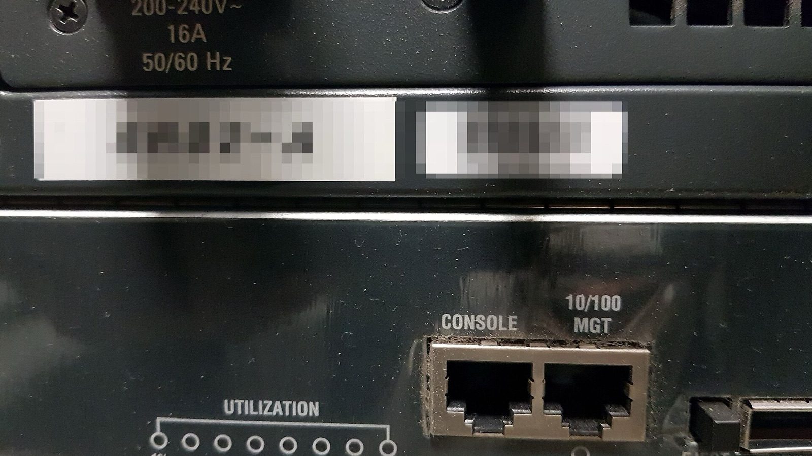 網路交換器面板上的 Console 與管理埠