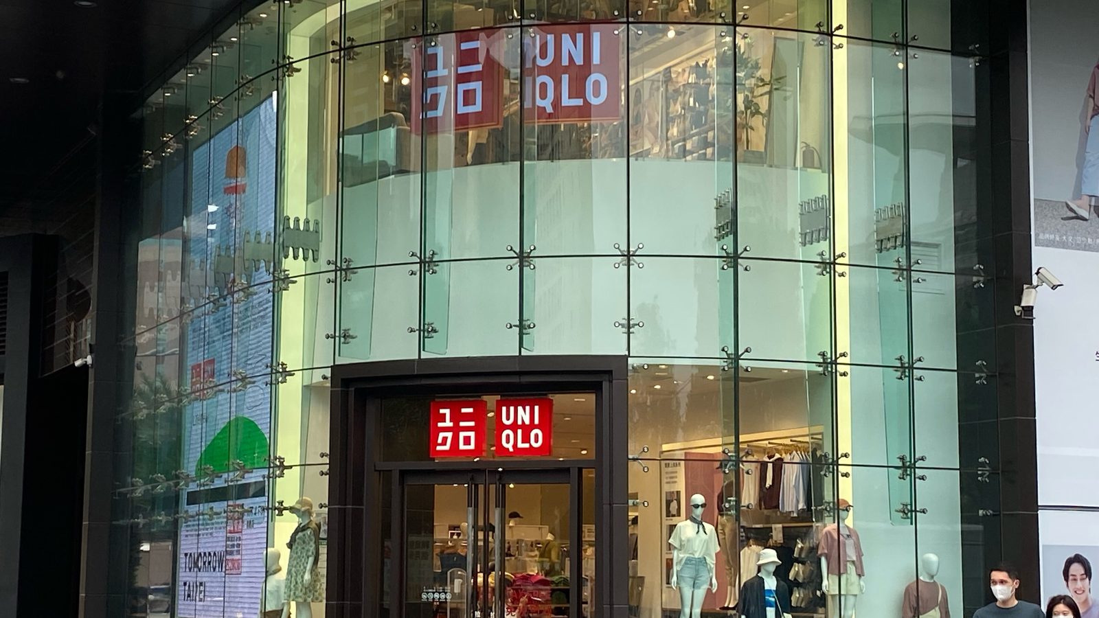 台北信義區優衣庫門市的玻璃帷幕入口