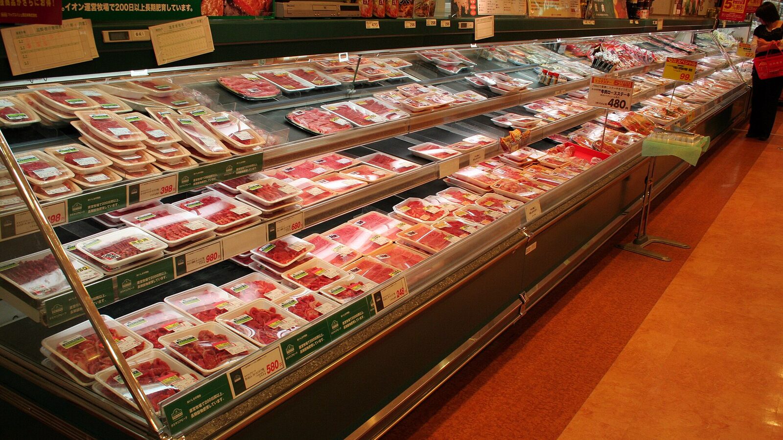 日本超市的生鮮肉品冷藏櫃