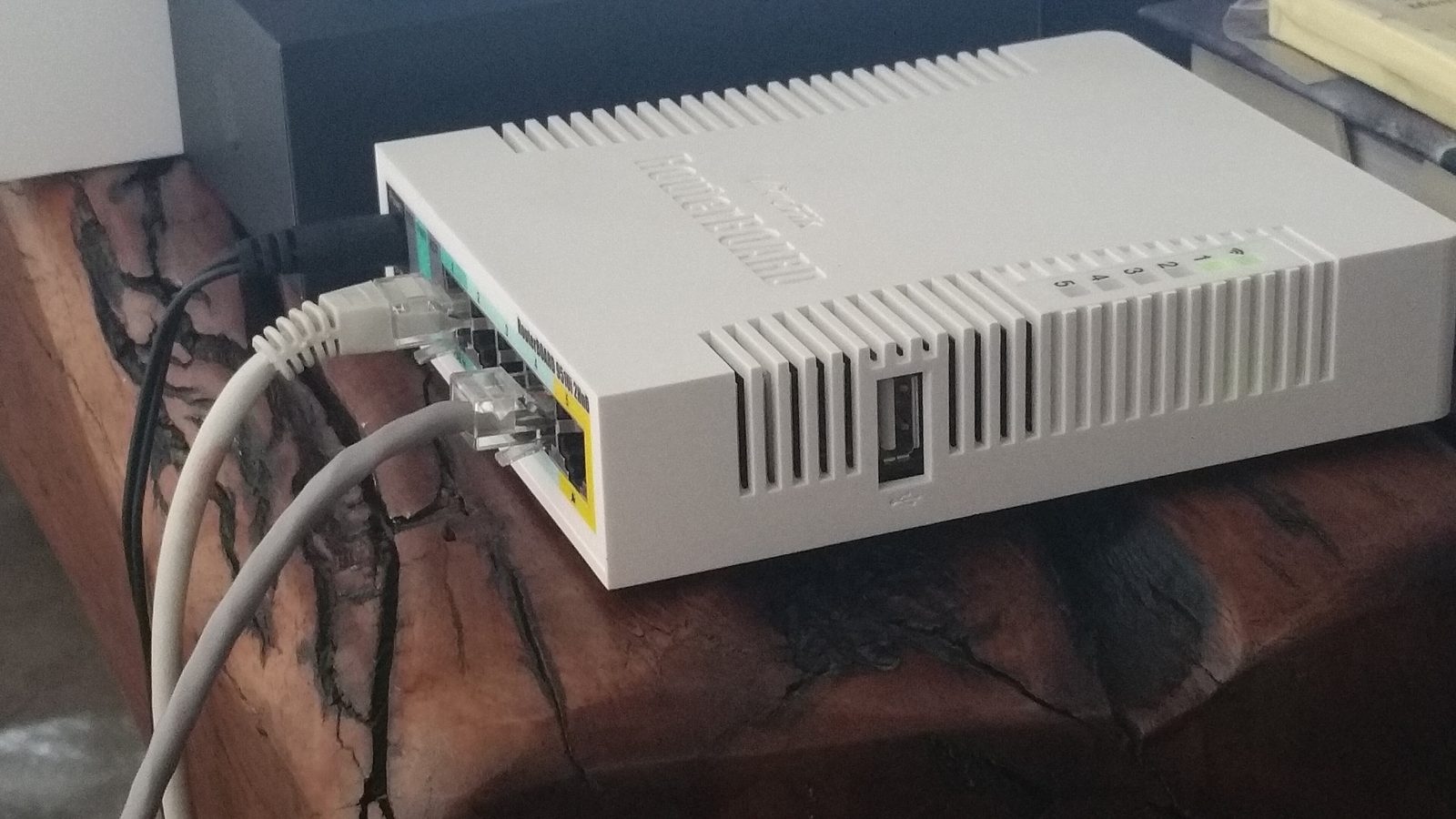 桌上的 MikroTik RouterBOARD 路由器