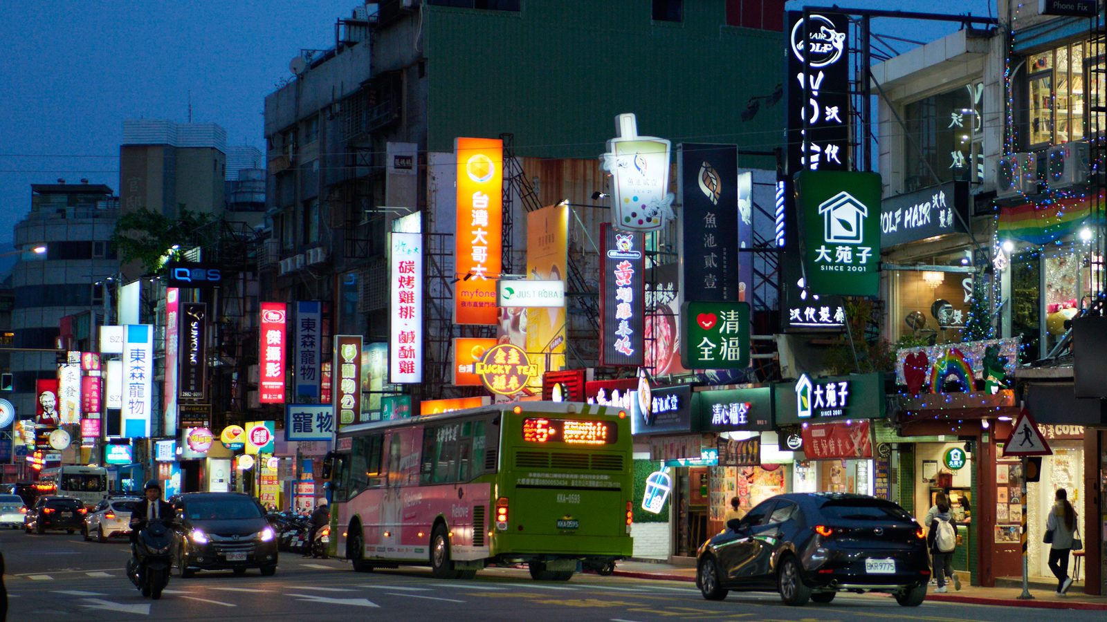 台北夜市的招牌與人潮