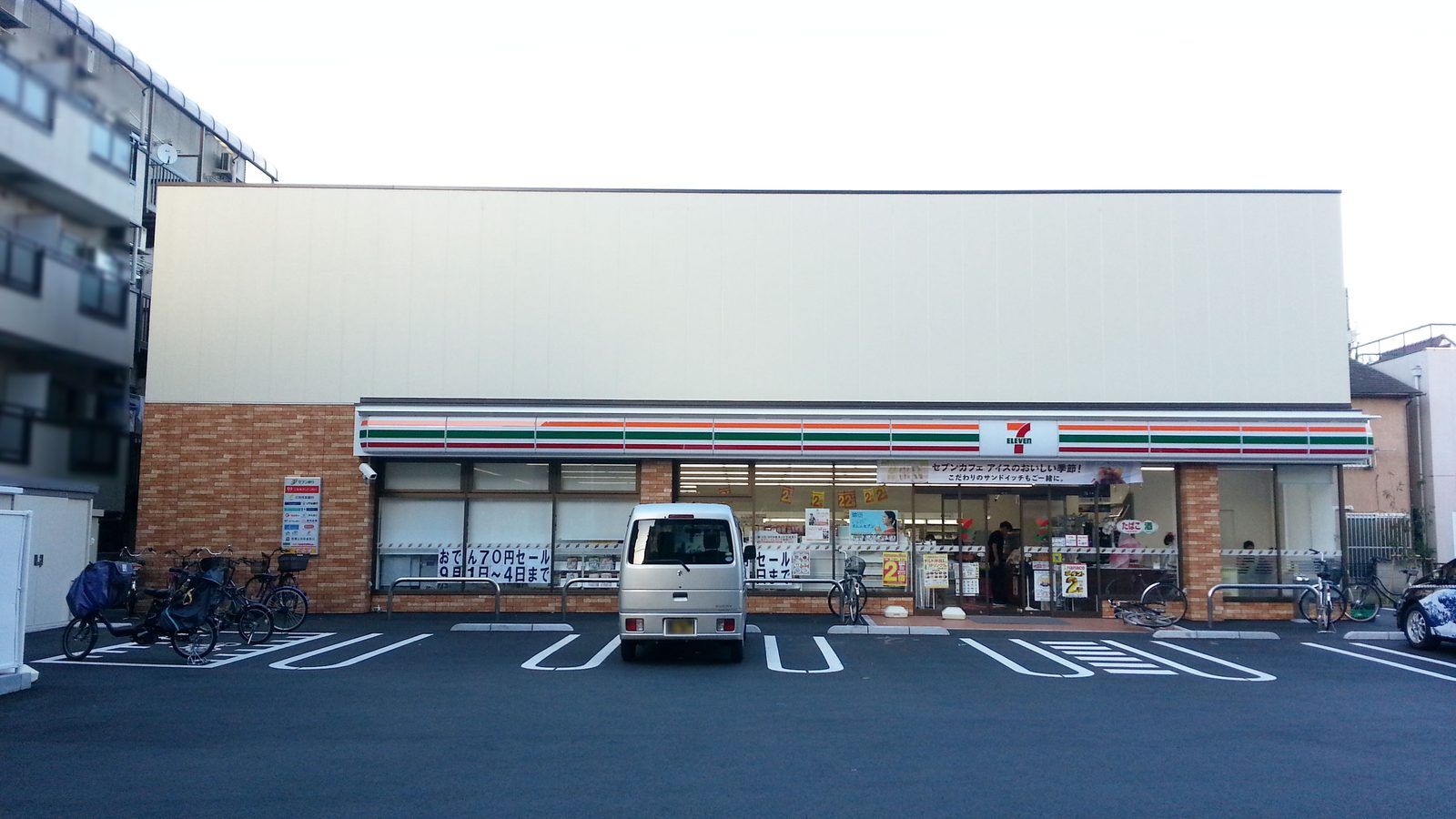 東京葛飾區一家 7-Eleven 門市外觀與停車場