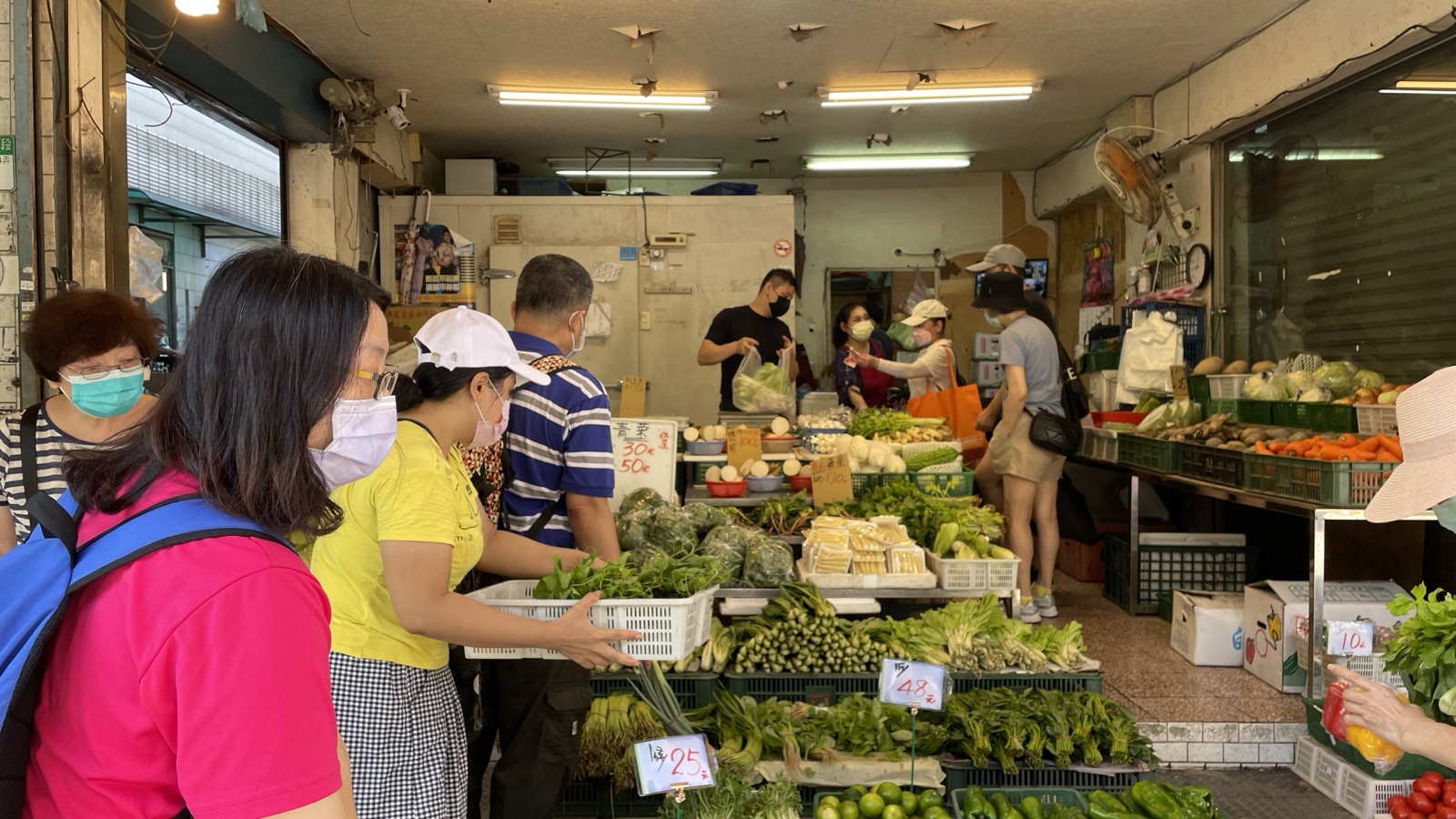 台北傳統市場的蔬菜攤與買菜民眾