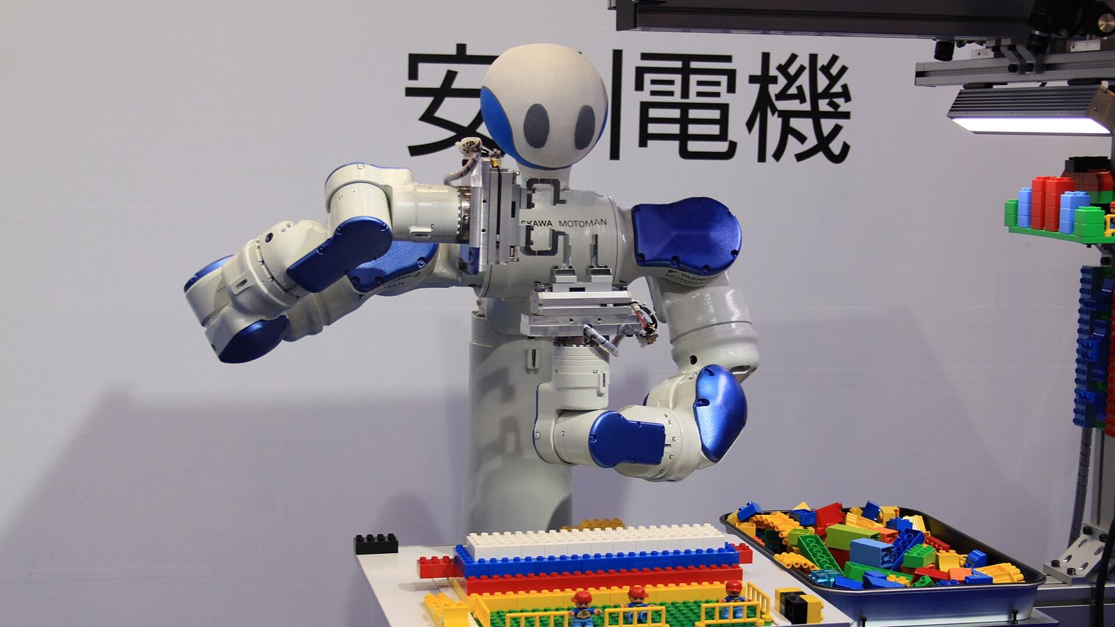 安川電機展示攤位上的雙臂機器人 MOTOMAN-SDA5D 正在堆積木